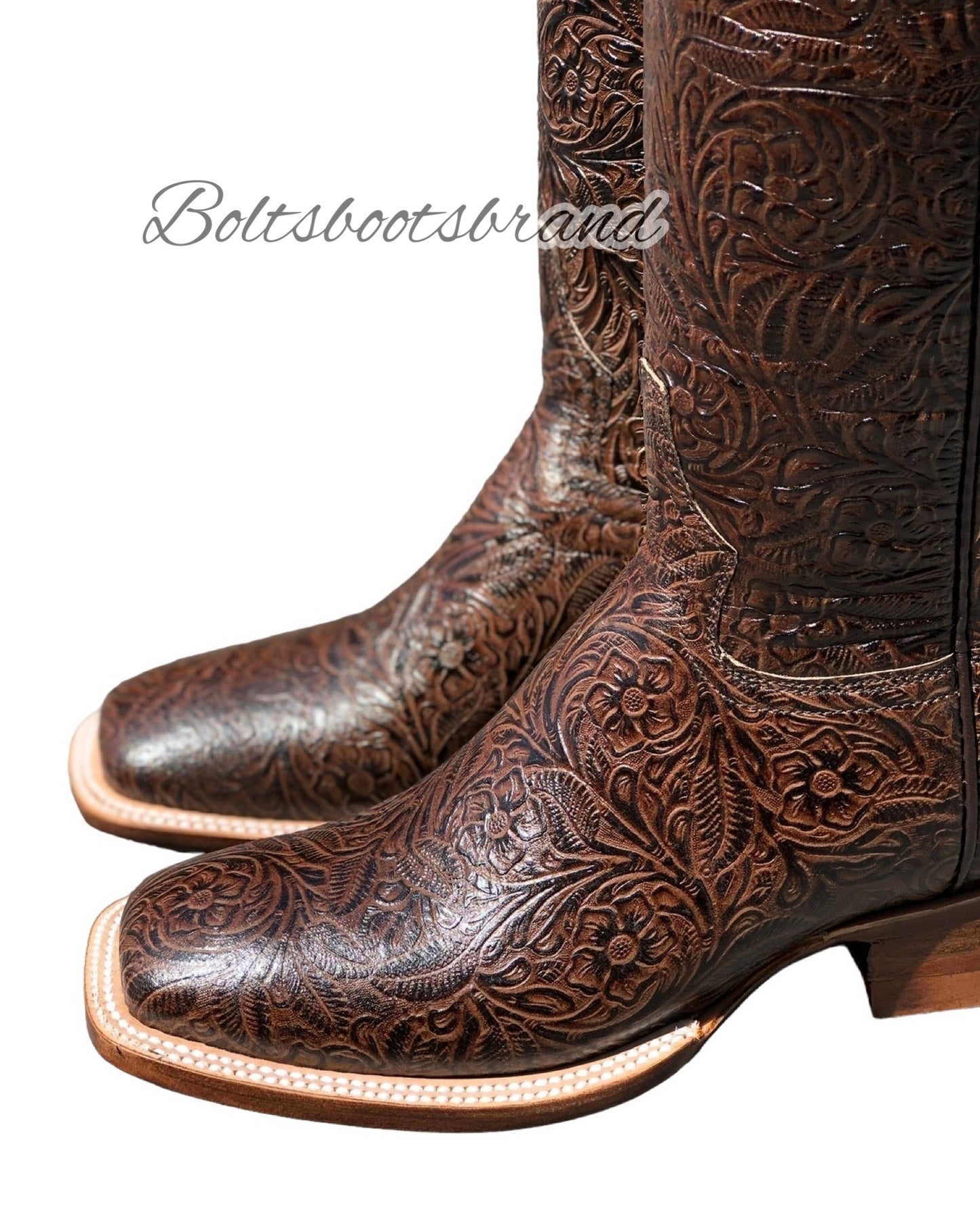 🧳Beautiful engraved leather boots