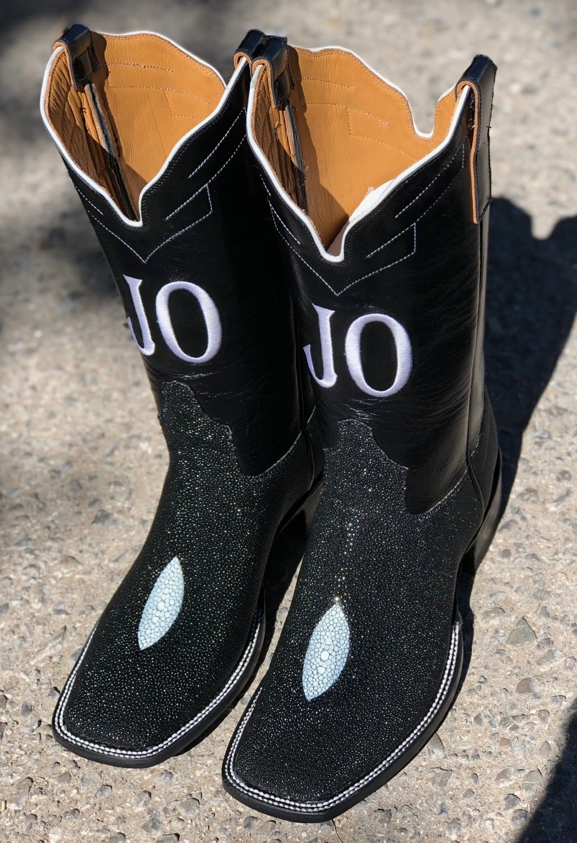 Black white diamond Stingray Boltsboots signature